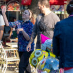 Фото татуировки на руке женщины с изображением ярких цветов, абстрактных узоров и воздушных шаров. Красочный рисунок татуировки в стиле акварель.