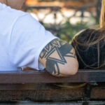 Тату два треугольника с черной лентой и цветами на руке парня – Уличная татуировка (street tattoo)-29.09.2020-tatufoto.com 5