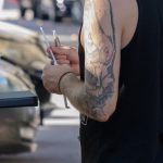 Тату девушка клоун и розы на левой руке парня –Уличная татуировка (street tattoo)–22.09.2020–tatufoto.com 3