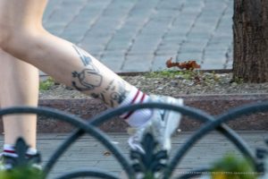 Фото тату на икре: минималистичный рисунок, выполненный в черном цвете. Необычная и забавная татуировка для любителей оригинальных идей.