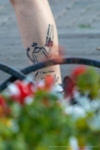 Фото тату на икре: минималистичный рисунок бутерброда, выполненный в черном цвете. Необычная и забавная татуировка для любителей еды.