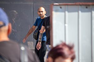 Фото татуировки на руке: абстрактный геометрический узор, выполненный в черном цвете. Детализированный рисунок татуировки.