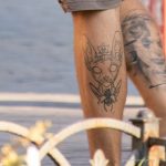 Тату египетская кошка с жуком и клоун внизу ноги парня --Уличная тату-street tattoo-21.09.2020-tatufoto.com 3