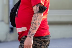 Фото тату на руке мужчины: крупный план детализированной татуировки в стиле олдскул, с изображением звезд, узоров и геометрических фигур.