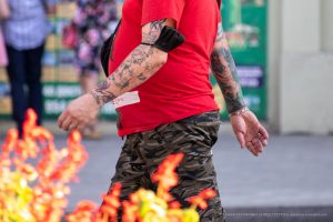 Фото тату на руке мужчины: крупный план детализированной татуировки в стиле олдскул, с изображением морских мотивов и геометрических узоров.