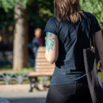 Тату зеленая рыбка с пышным хвостом на плече девушки – Уличная татуировка (street tattoo)-29.09.2020-tatufoto.com 11
