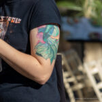 Тату зеленая рыбка с пышным хвостом на плече девушки – Уличная татуировка (street tattoo)-29.09.2020-tatufoto.com 8