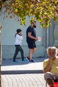 Фото мужчины с татуировкой на руке: изображение черепа и других элементов, выполненное в черно-белом стиле. Детализированный рисунок татуировки.