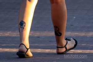 Фото тату двух портретов на голенях. Черно-белые реалистичные рисунки татуировок, изображающие лица людей.