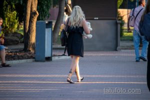 Фото тату двух портретов на голенях. Черно-белые реалистичные рисунки татуировок, изображающие лица людей.