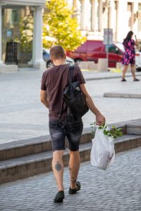 Фото мужчины с татуировками на ногах. Вид сзади, татуировки компаса и других небольших рисунков на голени.