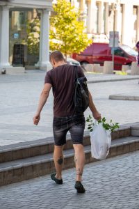 Фото мужчины с татуировками на ногах. Вид сзади, татуировки компаса и других небольших рисунков на голени.