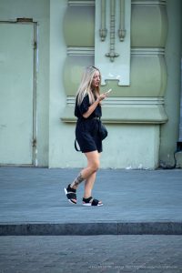 Фото татуировки на ноге: яркий цветочный узор, выполненный в акварельной технике. Детализированный рисунок татуировки с использованием ярких красок.