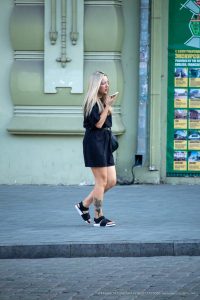 Фото татуировки на ноге: яркий цветочный узор, выполненный в акварельной технике. Детализированный рисунок татуировки с использованием ярких красок.