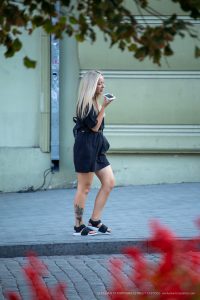Фото татуировки на ноге: яркий цветочный узор, выполненный в акварельной технике. Детализированный рисунок татуировки с использованием ярких красок.