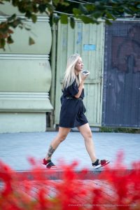 Фото татуировки на ноге: яркий цветочный узор, выполненный в акварельной технике. Детализированный рисунок татуировки с использованием ярких красок.