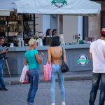 Фото татуировки на спине девушки: бабочка с детализированными крыльями, выполненная в черно-белой графике. Элегантный рисунок татуировки символизирует красоту и трансформацию.