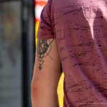Тату компас и треугольники на руке парня –Уличная татуировка (street tattoo)–22.09.2020–tatufoto.com 2