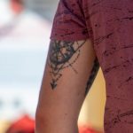 Тату компас и треугольники на руке парня –Уличная татуировка (street tattoo)–22.09.2020–tatufoto.com 4