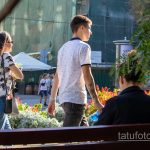 Тату компас – роза ветром и стрела на правой руке молодого парня – Уличная татуировка 14.09.2020 – tatufoto.com 1