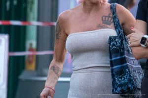 Фотография татуировки на руке женщины: изображение роз и бриллианта. Видны детали рисунка и его расположение на теле.