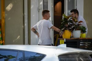 Фото тату на руке: минималистичный ворон, выполненный в черных тонах. Идеально для поиска идей татуировок.