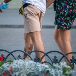Тату красные цветы и листья внизу ноги парня – 17.09.2020 – tatufoto.com 1