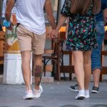 Тату красные цветы и листья внизу ноги парня – 17.09.2020 – tatufoto.com 7