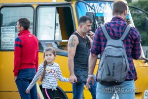Фото тату на плече мужчины: якорь и православный крест, выполненные в черном цвете. Детализированный рисунок татуировки символизирует веру и надежду.