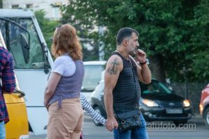 Фото тату на плече мужчины: якорь и православный крест, выполненные в черном цвете. Детализированный рисунок татуировки символизирует веру и надежду.
