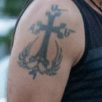 Тату крест и крылья на правом плече мужчины - Уличная татуировка 14.09.2020 – tatufoto.com 3