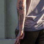 Тату круг на локте и нож на руке у парня –Уличная татуировка (street tattoo)–22.09.2020–tatufoto.com 2