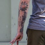 Тату круг на локте и нож на руке у парня –Уличная татуировка (street tattoo)–22.09.2020–tatufoto.com 3