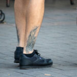 Тату крылья Гермеса внизу ноги парня – Уличная татуировка (street tattoo)-29.09.2020-tatufoto.com 5