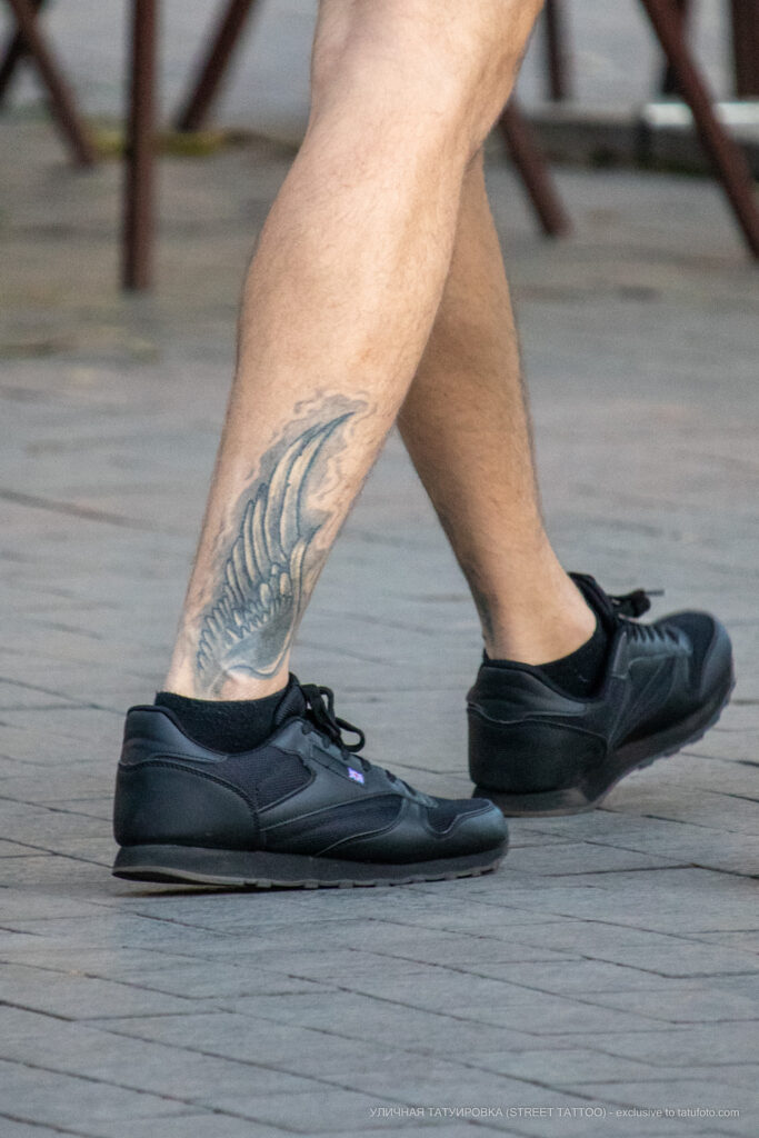 Тату крылья Гермеса внизу ноги парня – Уличная татуировка (street tattoo)-29.09.2020-tatufoto.com 8