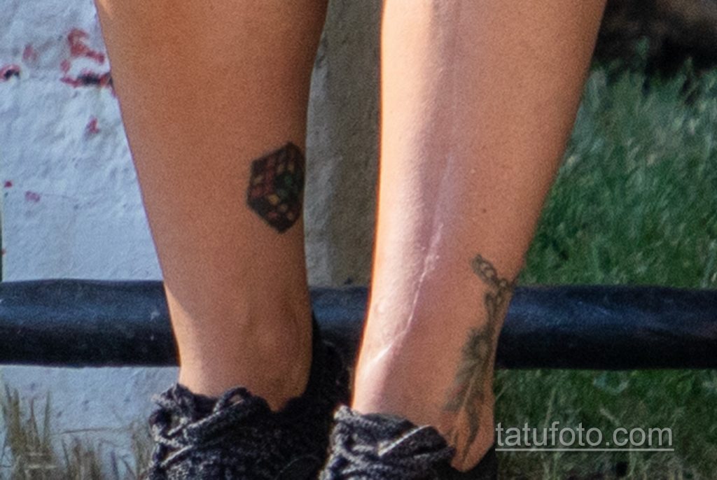 Тату кубик Рубика и браслет с перьями внизу ноги девушки – Уличная татуировка 14.09.2020 – tatufoto.com 2