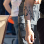 Тату куриная лапка на правой руке парня – Уличная татуировка (street tattoo)-29.09.2020-tatufoto.com 2