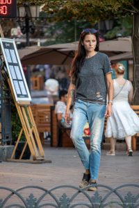Фото тату на руке женщины, татуировка в стиле графика, черные чернила, мастер тату, идеи для тату, уличная фотография.