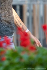 Фото тату на руке мужчины, надпись, черные чернила, минимализм, мастер тату, идеи для тату, уличная фотография.