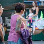 Фото тату на плече женщины: яркий рисунок с изображением мифологического существа, выполненный в технике олдскул с использованием ярких цветов.