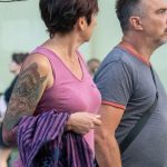 Фото тату на плече женщины, крупный план, детализированный рисунок, стиль олдскул, яркие цвета, мастер тату, идеи для тату.