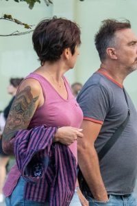 Фото тату на плече женщины, крупный план, детализированный рисунок, стиль олдскул, яркие цвета, мастер тату, идеи для тату.