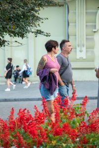 Фото тату на плече женщины, вид сбоку, татуировка в стиле олдскул, яркие цвета, мастер тату, идеи для тату, уличная фотография.