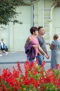 Фото тату на плече женщины, красочный рисунок в стиле олдскул, детализированный эскиз татуировки, мастерская тату, идеи для тату.