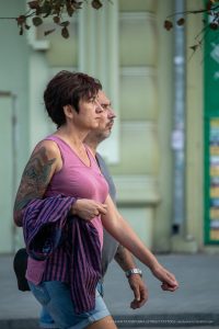 Фото татуировки на плече женщины: яркий рисунок с изображением мифологического существа, выполненный в технике олдскул с использованием ярких цветов.