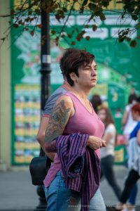 Фото татуировки на плече женщины: яркий рисунок с изображением мифологического существа, выполненный в технике олдскул с использованием ярких цветов.