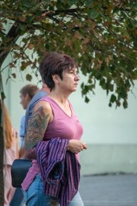 Фото татуировки на плече женщины: яркий рисунок с изображением мифологического существа, выполненный в технике олдскул с использованием ярких цветов.