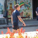 Тату лента с цветами на руке парня –Уличная татуировка (street tattoo)–22.09.2020–tatufoto.com 4