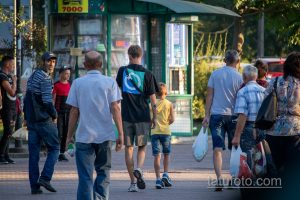 Фотография татуировки на руке мужчины, изображающей абстрактный рисунок в черно-белых тонах. Рисунок расположен на предплечье.