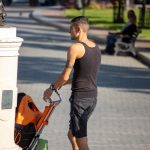 Фото татуировки на спине. Черно-серый рисунок татуировки в стиле графика, детальная проработка.